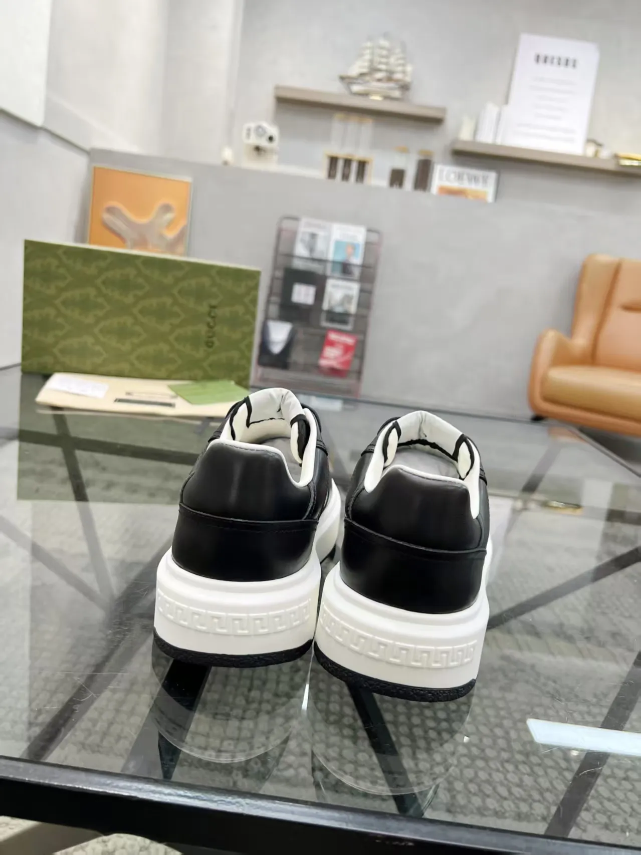 P440 new men's shoes GUCCI [Lightning] latest shoes are shipped. Original quality, fashionable, special materials, sheepskin lining, new packaging. The foot feels super comfortable and the workmanship is impeccable. Size: 38-45